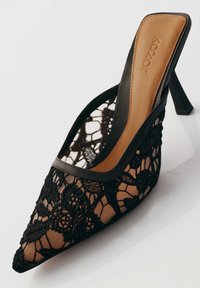 Črni petni čevelj z naramnicami iz čipke, z zašiljenim prstom, sintetičnim zgornjim delom in kontrastno rjavkasto podplatjo ter tanko visoko peto.