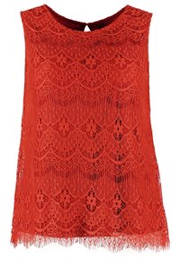 Haut sans manches en dentelle rouge avec motifs floraux, bords festonnés et petite fermeture bouton en forme de trou à l’arrière du col.