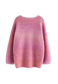 Pletený svetr v přechodných odstínech růžové, s kulatým výstřihem, širokými rukávy a měkkou, texturovanou tkaninou.