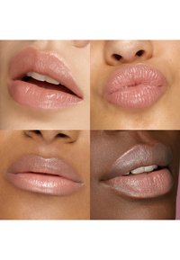 Vier close-up beelden van lippen met verschillende tinten nude en roze gloss. Smooth textuur, natuurlijke glans en subtiele verschillen in vorm.