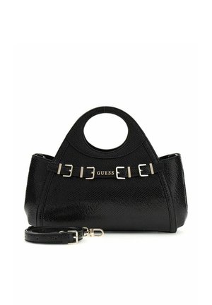 Sac à main noir texturé avec poignées circulaires, détails de boucle argentés, logo "GUESS" et bandoulière détachable placé devant sur fond blanc.