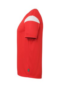 Maillot de sport rouge à manches courtes, avec un accent blanc sur l'épaule. Fabriqué en tissu lisse et léger. Inclut une étiquette verte à l'ourlet.