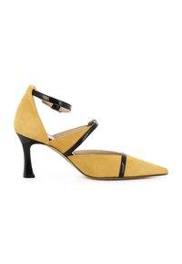 Gelbe Wildleder-Pumps mit spitzer Zehenpartie und schwarzen Lackleder-Ankle-Straps sowie Zehenriemen auf weißem Hintergrund.