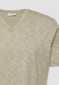 Camiseta de rayas beige y marrón claro con cuello en V y mangas cortas, con etiqueta de la marca s.Oliver en el interior del cuello.