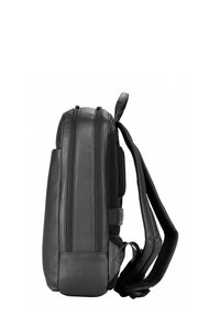 Sac à dos en cuir noir avec deux fermetures éclair latérales, corps texturé, bretelles rembourrées en maille et profil épuré. Équipé d'une poignée supérieure pour un transport facile.