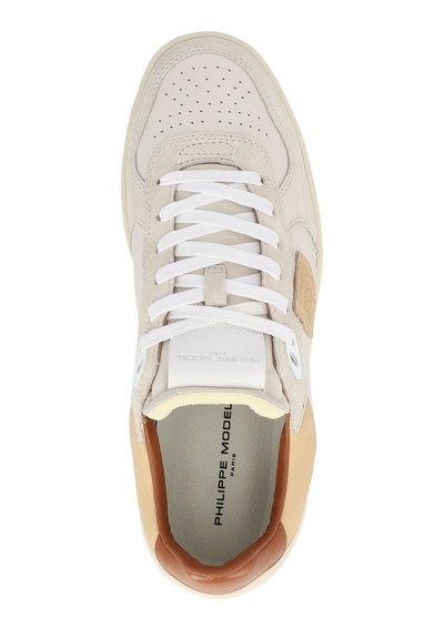 Baskets avec une tige en daim beige et cuir, lacets blancs, bout perforé et un accent marron clair sur le talon. Étiquetées "Philippe Model Paris".