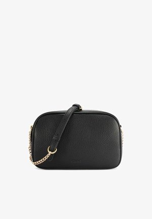 Czarna torebka na ramię z teksturowanej skóry z regulowanym paskiem i złotymi łańcuszkami na białym tle.