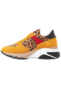 Suedesneakers med en gul bas, leopardmönstrad panel, röda accenter, svart häl och en kraftig vit och svart sula.