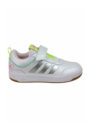 Biały sneaker ze srebrnymi paskami, neonowozielonymi akcentami, różową podszewką, paskiem na rzep i różowym, haftowanym kokardkowym detalem na pięcie.