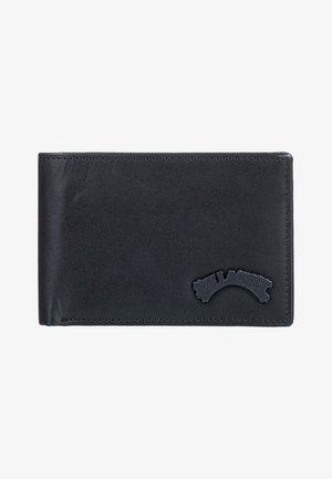 Portafoglio in pelle nera con una superficie liscia, forma rettangolare e un logo in rilievo sulla parte anteriore. I bordi cuciti garantiscono durata.