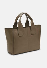 Zielonooliwkowa skórzana torba na ramię o strukturalnym kształcie, z dwiema mocnymi uchwytami i widocznymi detalami przeszycia. Teksturowane wykończenie bez dodatkowych akcesoriów.