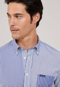Camicia button-up a righe blu e bianche con colletto e taschino sul petto con etichetta. Tessuto di cotone liscio, design a vestibilità slim.