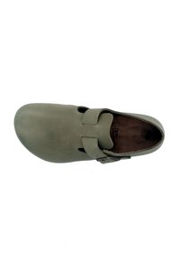 Grüne Lederclogs mit abgerundetem Zeh, verstellbarem Riemen und Ausschnitten an den Seiten. Weiche Innenauskleidung, minimalistisches Design.