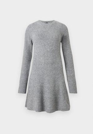 Vestido cinza tricotado com mangas longas, decote redondo, um corte solto e uma textura suavemente canelada. A saia alarga ligeiramente em direção à bainha.