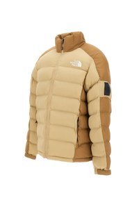 Veste rembourrée beige et marron avec col haut, fermeture éclair frontale, logo sur la poitrine et patch sur le bras, conçue pour les temps froids.