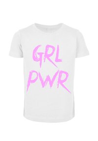 Balta kokvilnas T-krekls ar drosmīgu rozā uzrakstu "GRL PWR" birstes stila fontā, īsām piedurknēm un apaļu kakla izgriezumu.