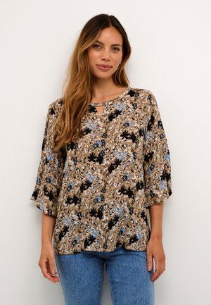 Blouse florale marron avec motifs bleus et noirs, encolure ronde et détail en trou de serrure ; tissu léger avec coupe ample et manches 3/4.