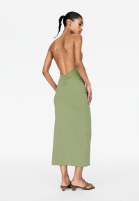 Olivenfarbenes trägerloses Kleid mit eng anliegendem Oberteil und Raffungen. Es hat ein knöchellanges Design und besteht aus einem glatten, dehnbaren Stoff.