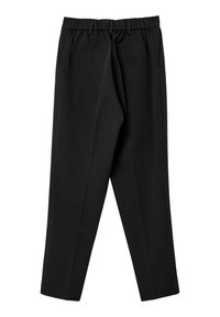 Pantaloni neri con vita elastica, design a gamba dritta, tasche laterali e una texture di tessuto liscia. Nessun motivo o accessorio visibile.