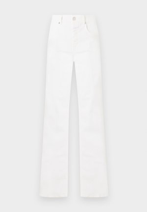 Witte jeans met hoge taille, rechte pijpen, voorzijde met knoop- en ritssluiting, zijzakken en riemlussen, plat neergelegd op een witte achtergrond.