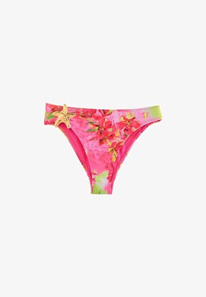 Bas de bikini rose avec imprimé floral rouge et jaune et décoration étoile de mer dorée sur la hanche gauche.