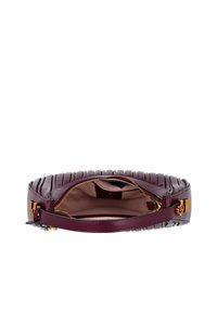 Bordeaux leren handtas met quilted ontwerp, ritsluiting en hardware in goudtint. Interieur is gevoerd met stof en heeft één pocket.