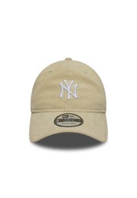 Căciulă de baseball din bumbac bej, cu curea ajustabilă, având logo-ul alb brodat NY pe față și material texturat pe toată suprafața.