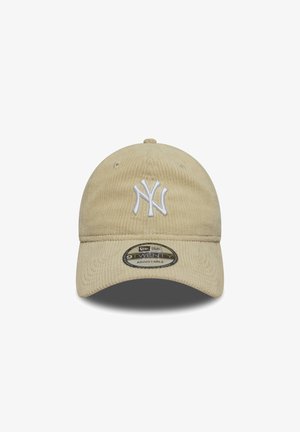 Cappello da baseball in corduroy beige con cinturino regolabile, caratterizzato da un logo NY bianco ricamato sul davanti e tessuto testurizzato in tutta la parte.