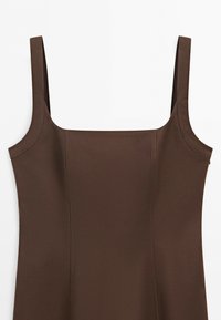Bruine mouwloze jurk met brede bandjes en een vierkante halslijn, van voren getoond op een witte achtergrond.