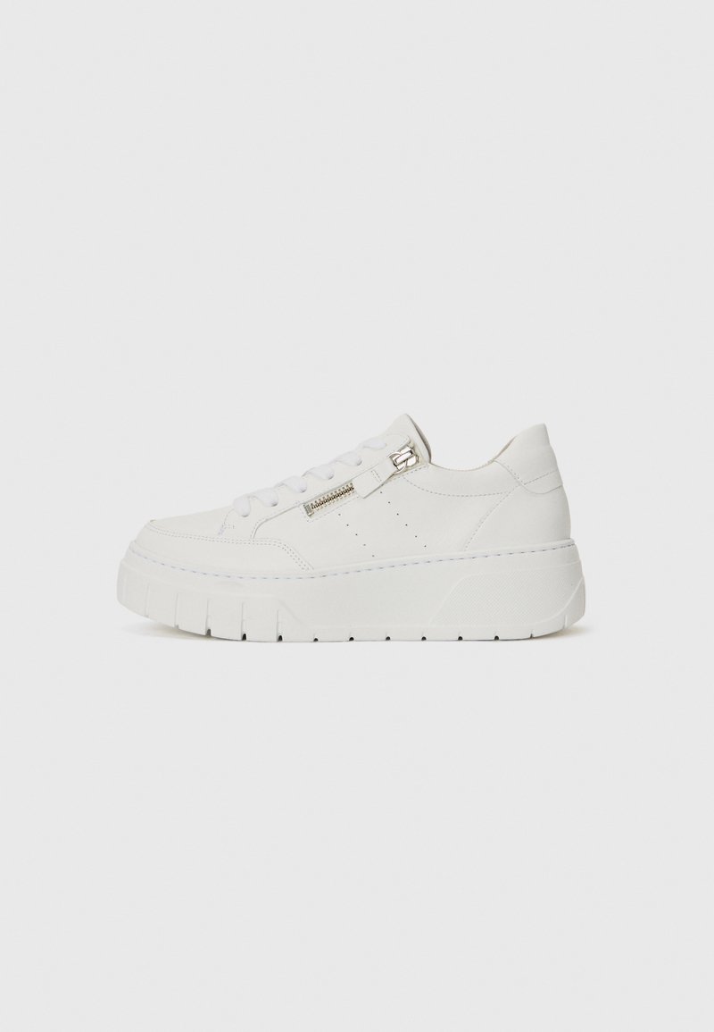 Baskets blanches en cuir avec une semelle épaisse, fermeture à lacets, détail de fermeture éclair en métal sur le côté et accents perforés subtils.