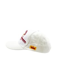 Witte baseballpet met een gebogen rand, voorzien van rode bedrukte graphics en een gele kroonlogo aan de zijkant. Gemaakt van katoen.