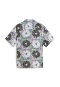Camicetta a maniche corte con un motivo floreale colorato, caratterizzata da fiori in bianco e nero su uno sfondo texturizzato multicolore.