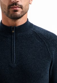 Gebreide ritssluitingtrui in donkerblauw, met een hoge kraag, geribbelde textuur en contrasterende rits met een zwarte trekhaak.