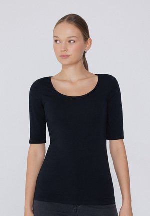 Schwarzes, figurbetontes T-Shirt aus weicher Baumwolle mit Rundhalsausschnitt und kurzen Ärmeln, das eine glatte Textur und ein minimalistisches Design aufweist.