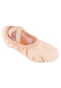 Ballettschuh aus weichem, blassem Stoff mit runder Zehenpartie, elastischen Riemen und gerafften Kanten. Geeignet für Tanz oder Freizeitmode.