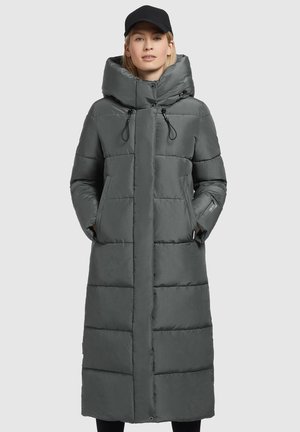Manteau duvet long gris foncé avec un col haut, des poches zippées et un design matelassé. Comprend une capuche et des cordons ajustables.