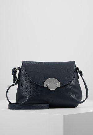 Sac bandoulière en cuir marine avec finition texturée, rabat arrondi, ferrures argentées et bandoulière réglable. Design compact et fonctionnel.