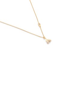 Gouden ketting met een kers-hanger met twee heldere steenaccenten, delicate schakels en een slank, verstelbaar ontwerp.