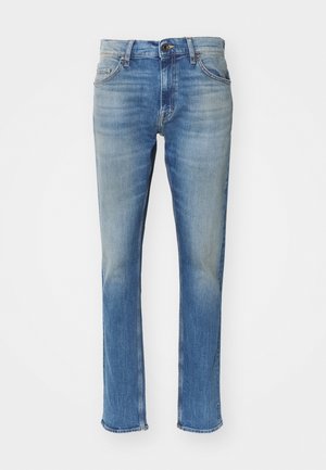 Jeans de ganga azul claro com corte reto, apresentando fecho de correr, cinco bolsos e uma textura ligeiramente desgastada.