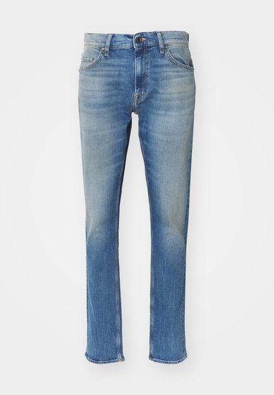 Svetlo modré džínsy s rovnným strihom, s vloženým zipsom, piatimi vreckami a mierne vyblednutou textúrou.