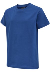 Blå t-shirt med kort ärm i bomull. Rundad hals med en mjuk textur, har en rak nederkant och minimala sömdetaljer.