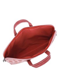 Rød mønstret shoppingtaske med to korte håndtag og lynlås, med blødt stofindvendigt i en matchende rød farve.