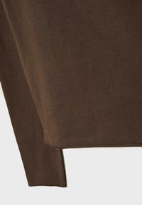 Brun, mjuk tyg med avslappnad passform, rundad nederkant och sidofack för enkel rörelse. Minimalistisk design utan mönster.