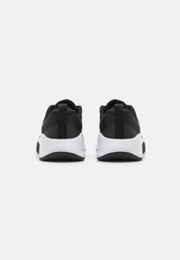 Sorte mesh sneakers med en hvid sål. Har en blød hælkappe og en lille løkker til nem påtagning. Enkel, strømlinet design.