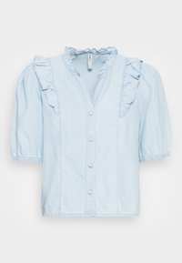 Blusa de manga curta azul clara em algodão suave, com um decote com babados e fecho frontal de botões, complementada por mangas bufantes franzidas.