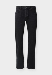 Μαύρα τζιν με ίσια γραμμή, μπροστινές τσέπες, θηλιές για ζώνη, κούμπωμα με κουμπί και εμφανείς ραφές σε απλό λευκό φόντο.