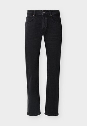 Zwarte recht gesneden spijkerbroek met voorzakken, lussen voor een riem, knoopsluiting en zichtbare stiksels op een effen witte achtergrond.