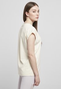 Urban Classics EXTENDED SHOULDER TEE - Jednoduché tričko - whitesand