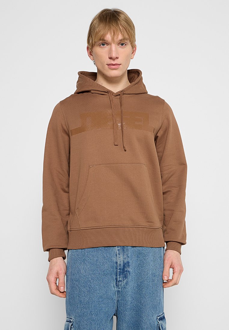 Brązowa bluza z kapturem z kieszenią z przodu, zdobiona teksturowanym logo na piersi, wykonana z miękkiego, gładkiego materiału.