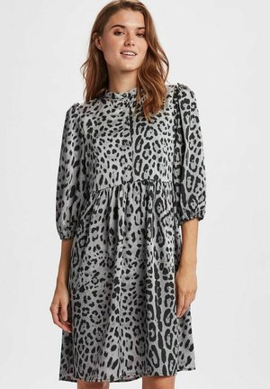 Grå klänning med leopardsmönster, puffärmar, rundad halsringning och rynkad kjol. Tillverkad av lättviktig tyg.